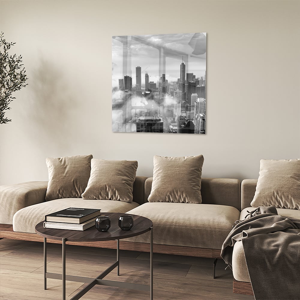 Glazen schilderij van een stads skyline in zwart-wit met wolken.