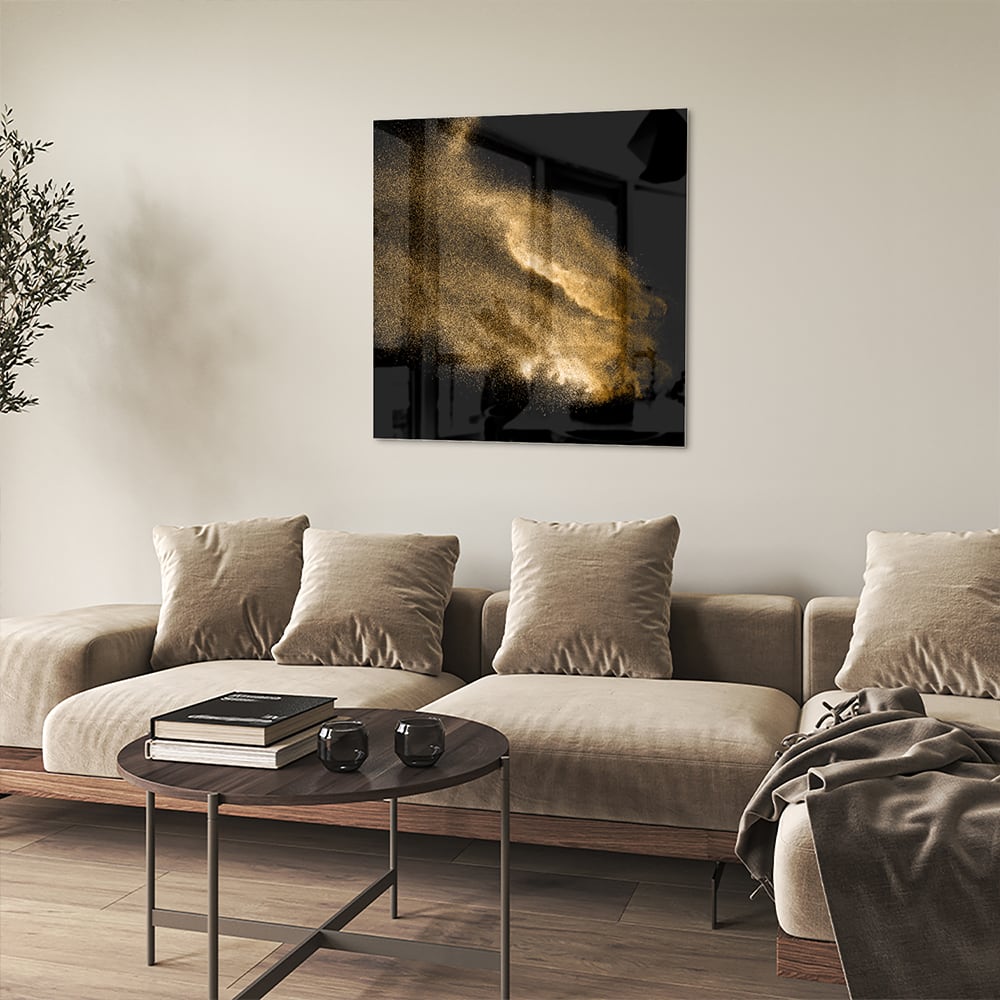 Glazen schilderij met een gouden hand op een zwarte achtergrond.