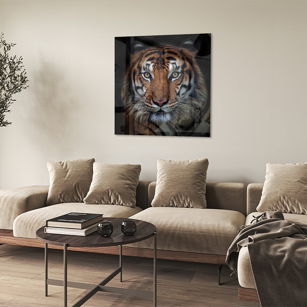 Glazen schilderij van een tijger, mooi weergegeven in een moderne woonkamer.