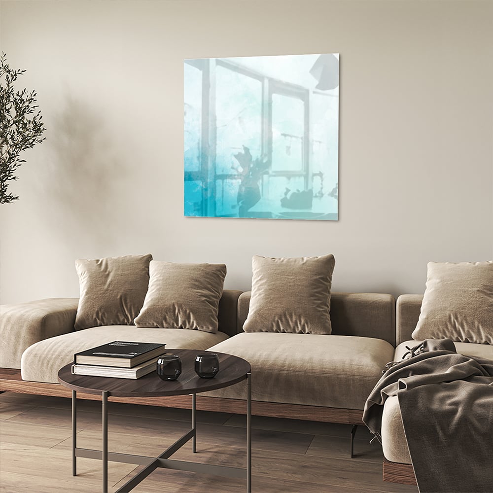 Abstract glazen schilderij met blauwe en turquoise tinten aan de muur.