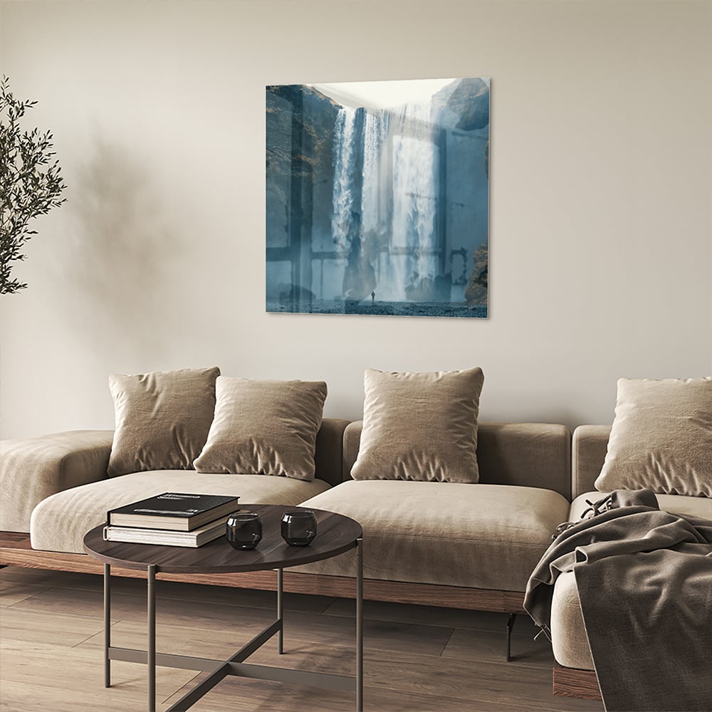 Glazen schilderij van een waterval in een moderne woonkamer.
