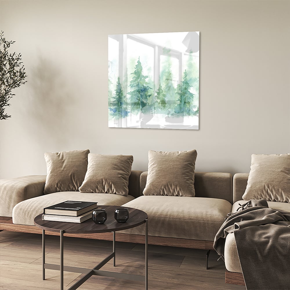 Glazen schilderij met groene dennenbomen aan de muur in een modern interieur.