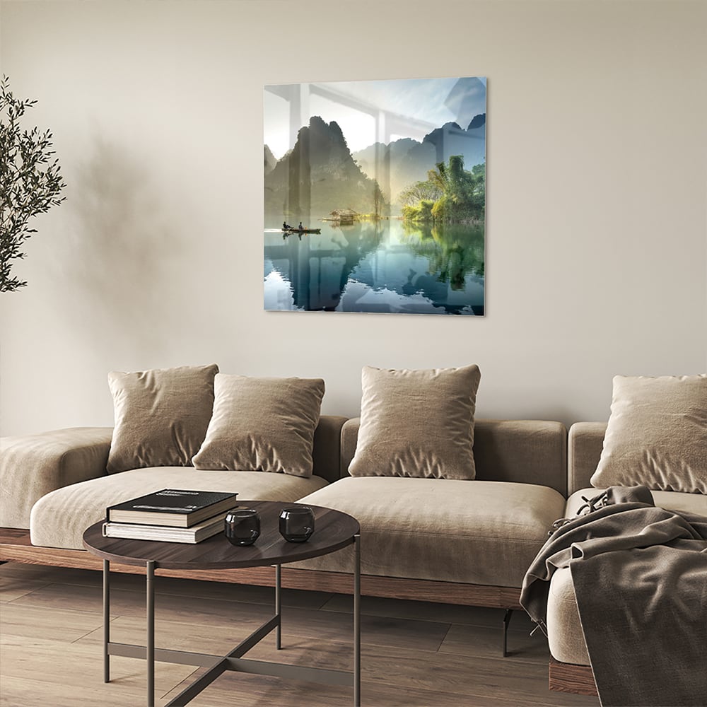 Glazen schilderij van een serene berglandschap met reflecties in het water.