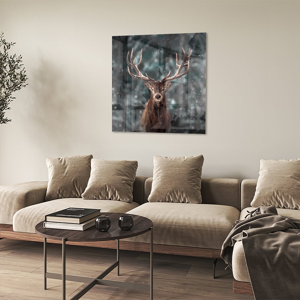 Glazen schilderij van een hert in een winterse setting