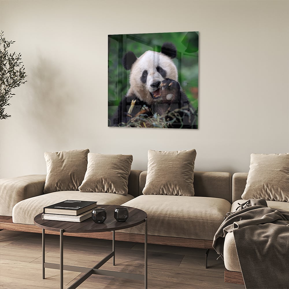 Glazen schilderij met een panda in een groene omgeving, perfect voor mooie interieurdecoratie.