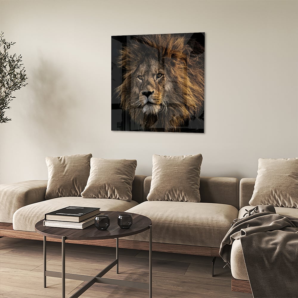 Glazen schilderij van een leeuw met een krachtige uitstraling