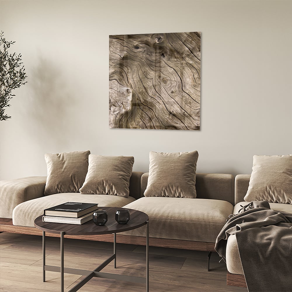 Glazen schilderij met een stijlvolle houtnerf op een witte muur.