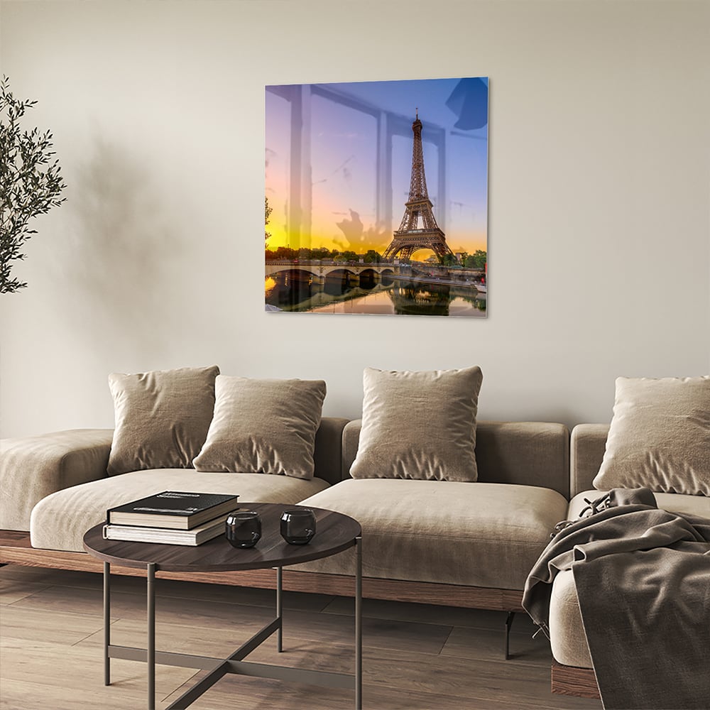 Een glazen schilderij van de Eiffeltoren bij zonsondergang, met warme kleuren.