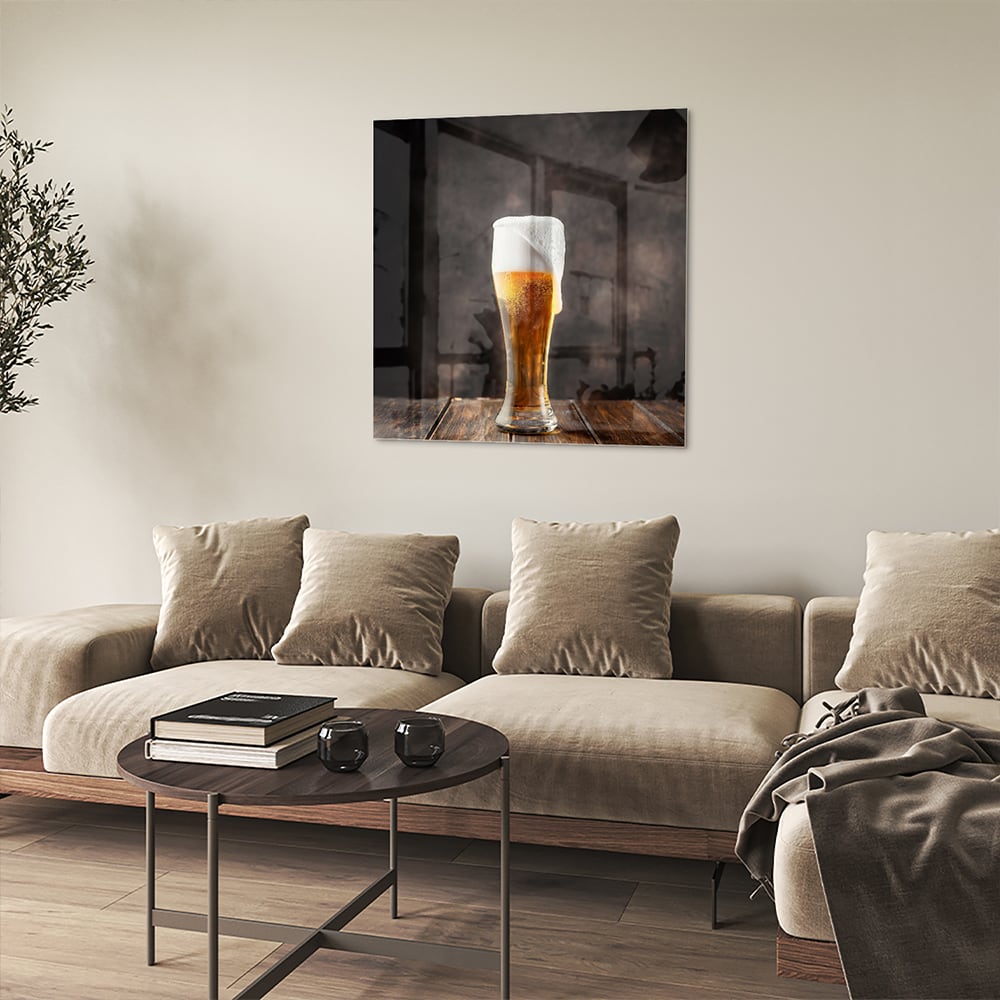 Glazen schilderij van een biertje op houten ondergrond