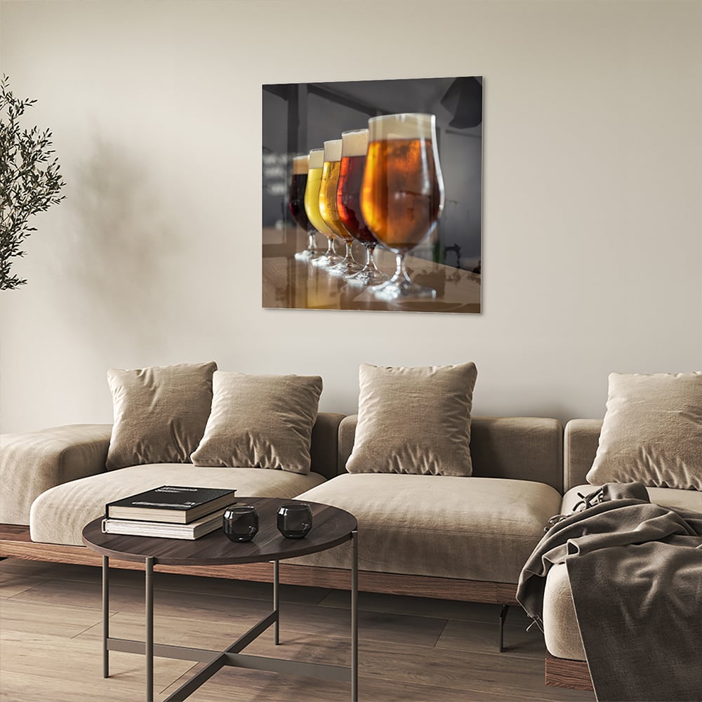Glazen schilderij met een selectie verschillende bieren in helder glazen.