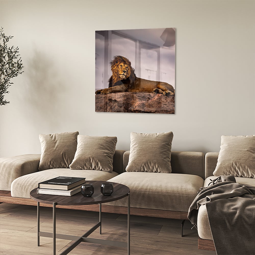 Glazenschilderij van een majestueuze leeuw op een rots, perfect voor interieurdecoratie.