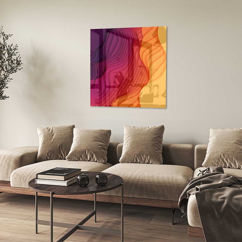 Abstract glazen schilderij met paarse en oranje golven aan de muur.