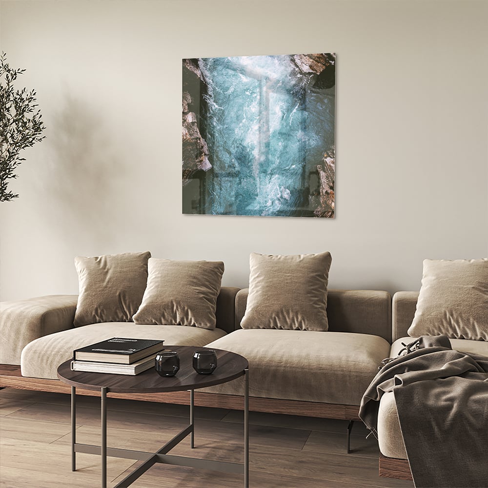 Glas schilderij van helder bergwater dat door rotsen stroomt.