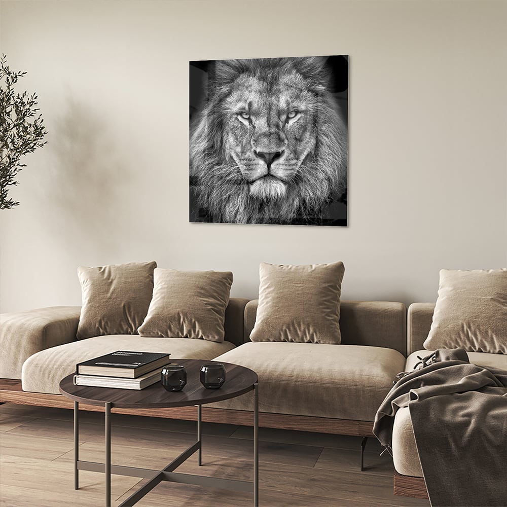 Glazen schilderij van een leeuw in zwart-wit, perfect voor wanddecoratie.