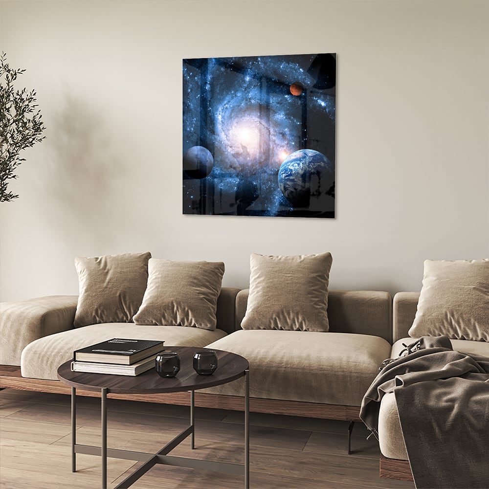 Glazen schilderij van het heelal met sterren en planeten, hangend aan de muur