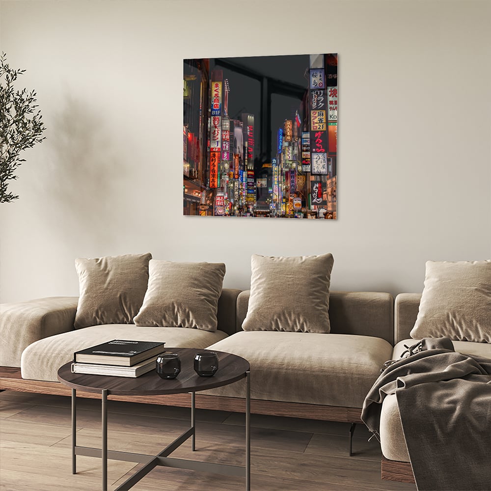 Glazen schilderij van een levendige stad met neonverlichting aan de muur in een moderne woonkamer.