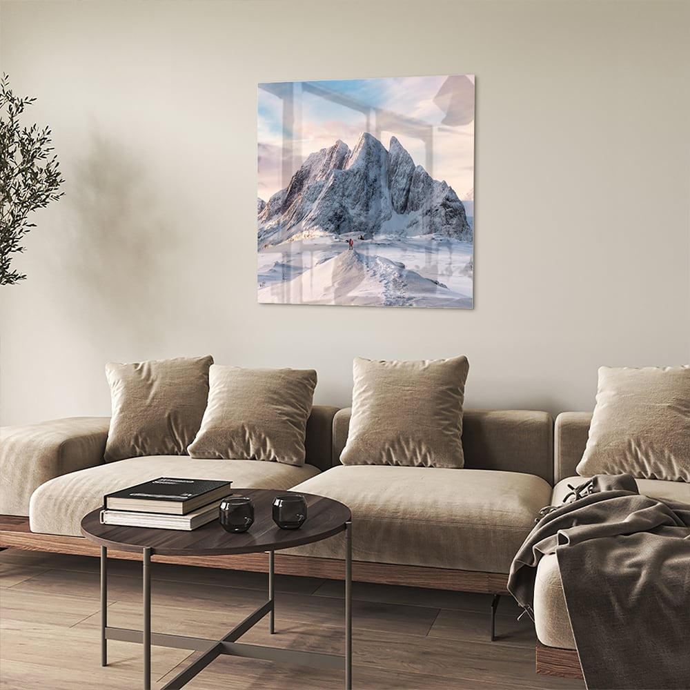 Glazen schilderij van besneeuwde bergen in een lichte woonkamer