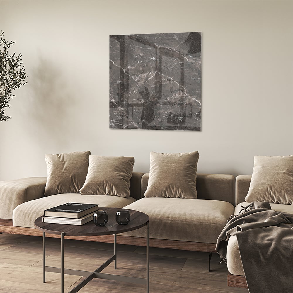 Glazen schilderij met marmerdesign in een moderne woonkamer