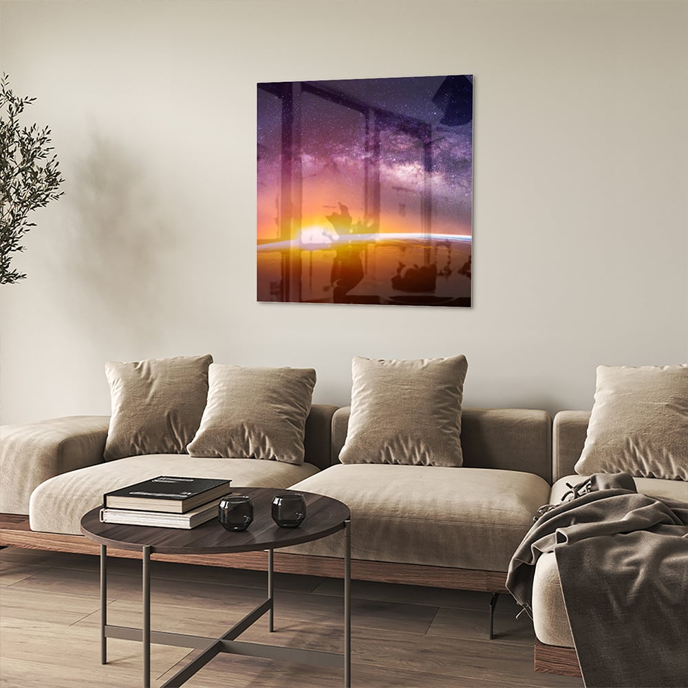 Glazen schilderij van een sterrenhemel met zonsondergang, hangt aan de muur in een stijlvolle woonkamer.