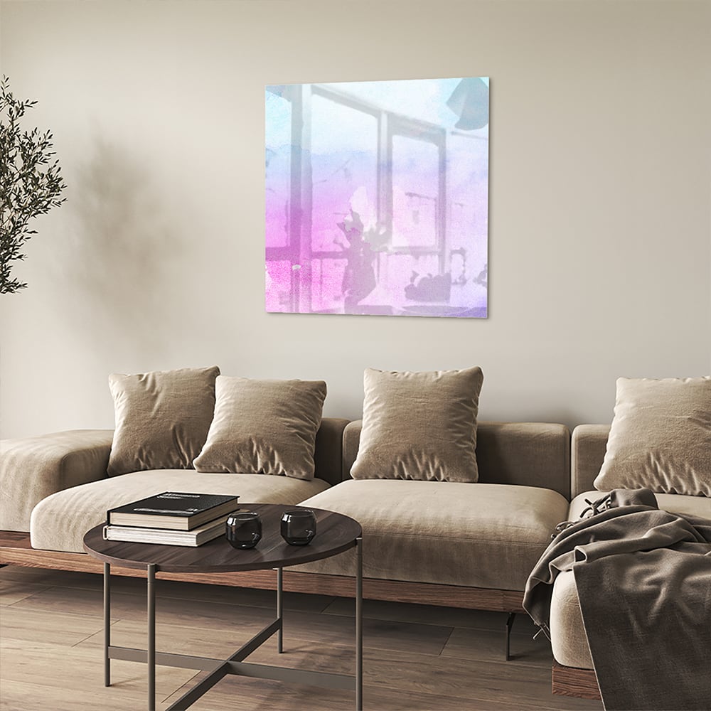 Abstract glazen schilderij met paarse en blauwe tinten aan de muur.