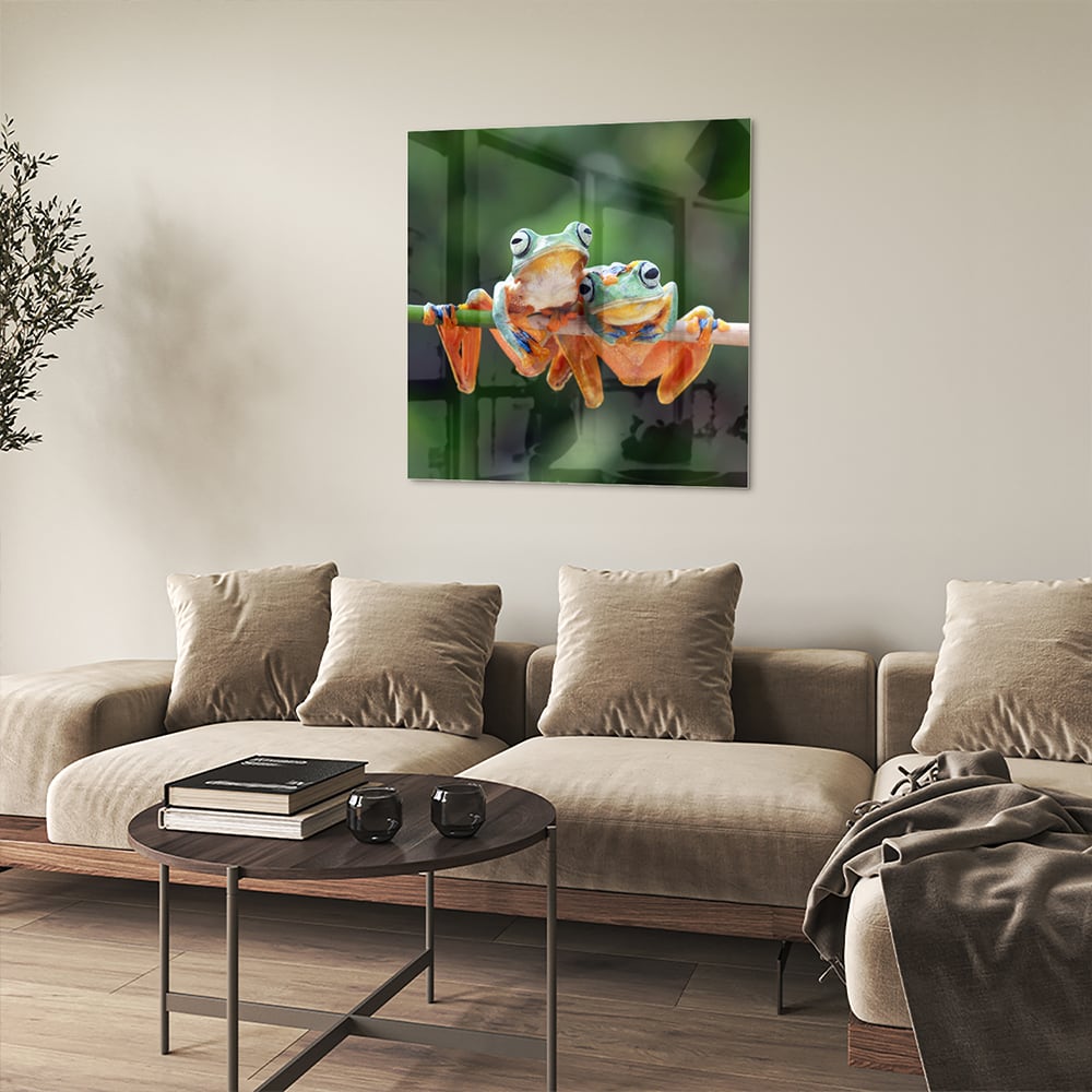 Glazen schilderij van een vrolijke kikker die op een tak zit.