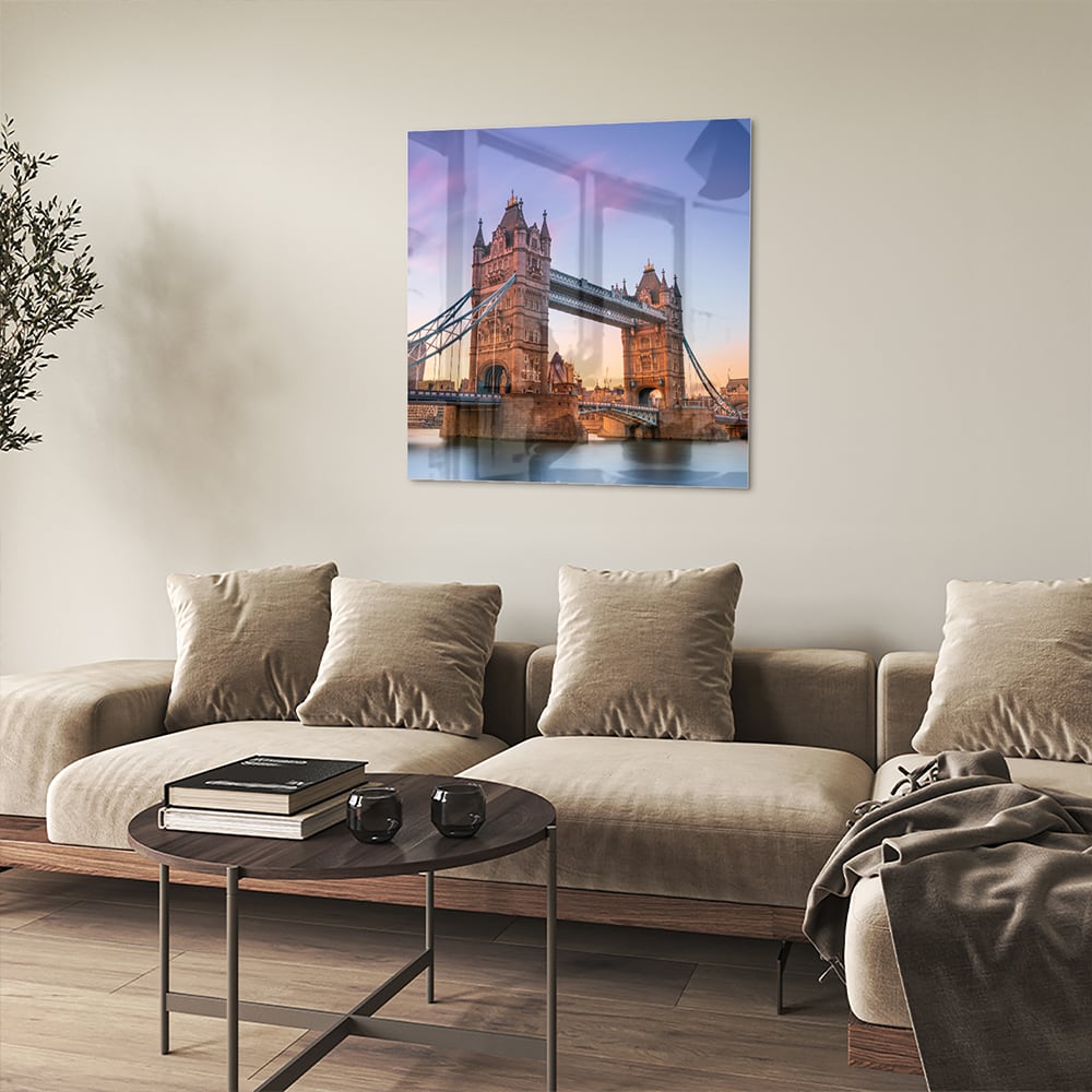 Glas schilderij van de Tower Bridge in Londen met een zonsondergang op de achtergrond.
