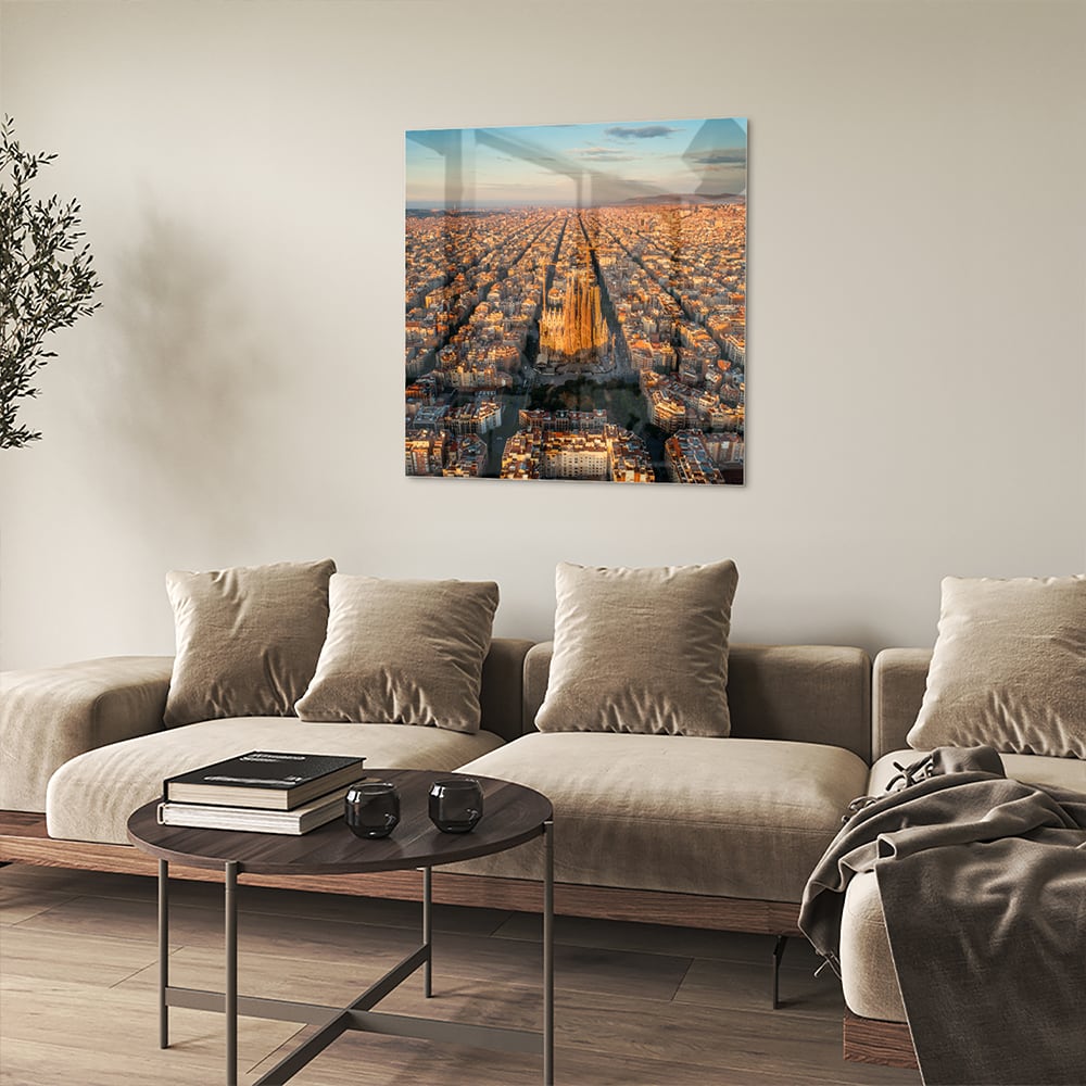Glazen schilderij met uitzicht op een stad onder de zonsondergang