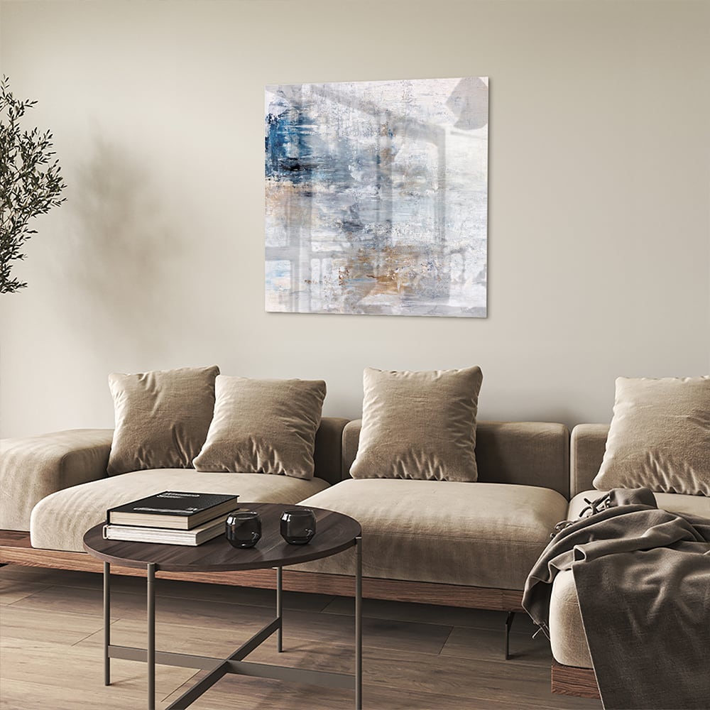 Abstract glazen schilderij met blauwe en neutrale tinten in woonkamer