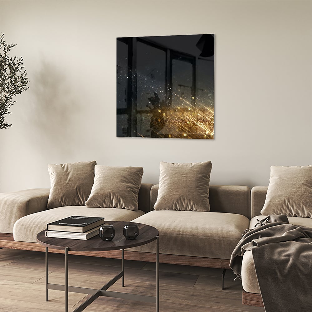 Zwart glazen schilderij met sterren en lichteffecten aan een witte muur.