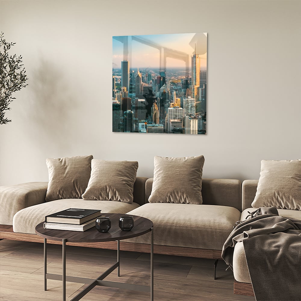 Glazen schilderij met uitzicht op een stad skyline onder een zonsondergang