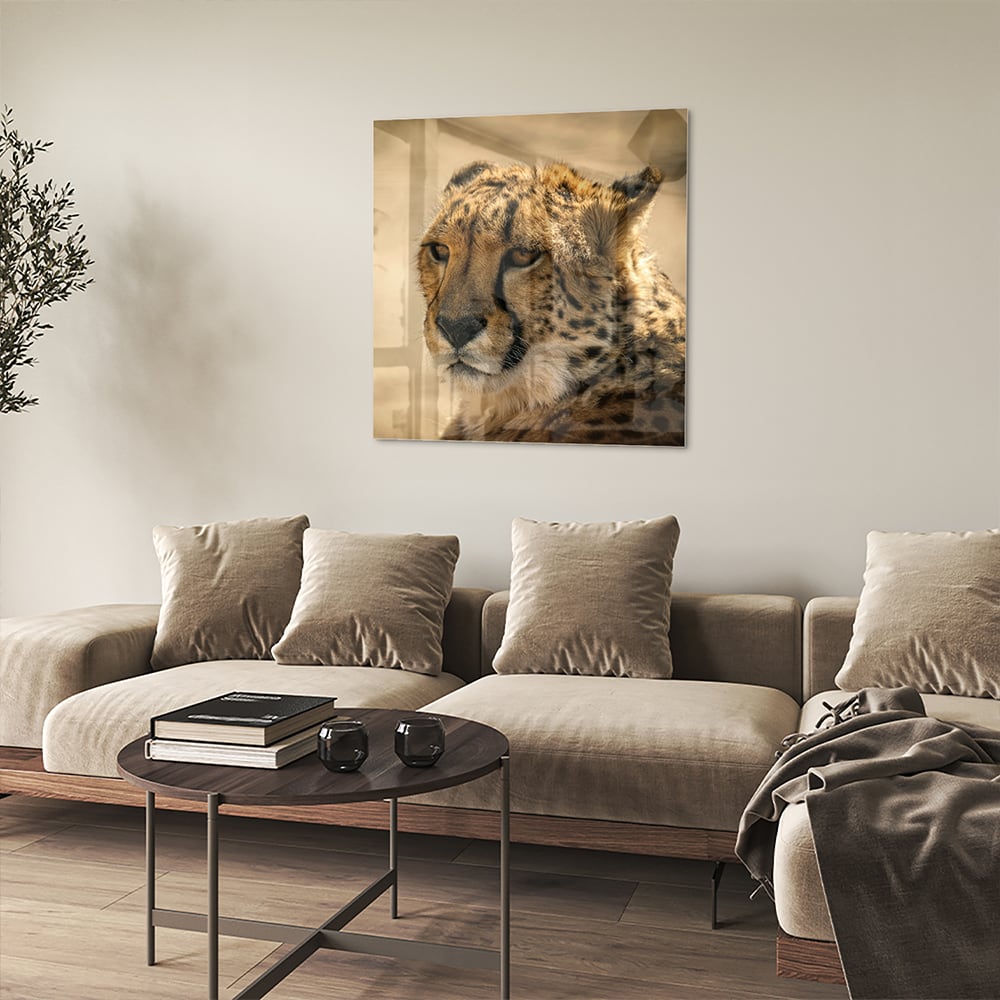 Glazen schilderij van een luipaard hangt aan de muur in een stijlvolle woonkamer.