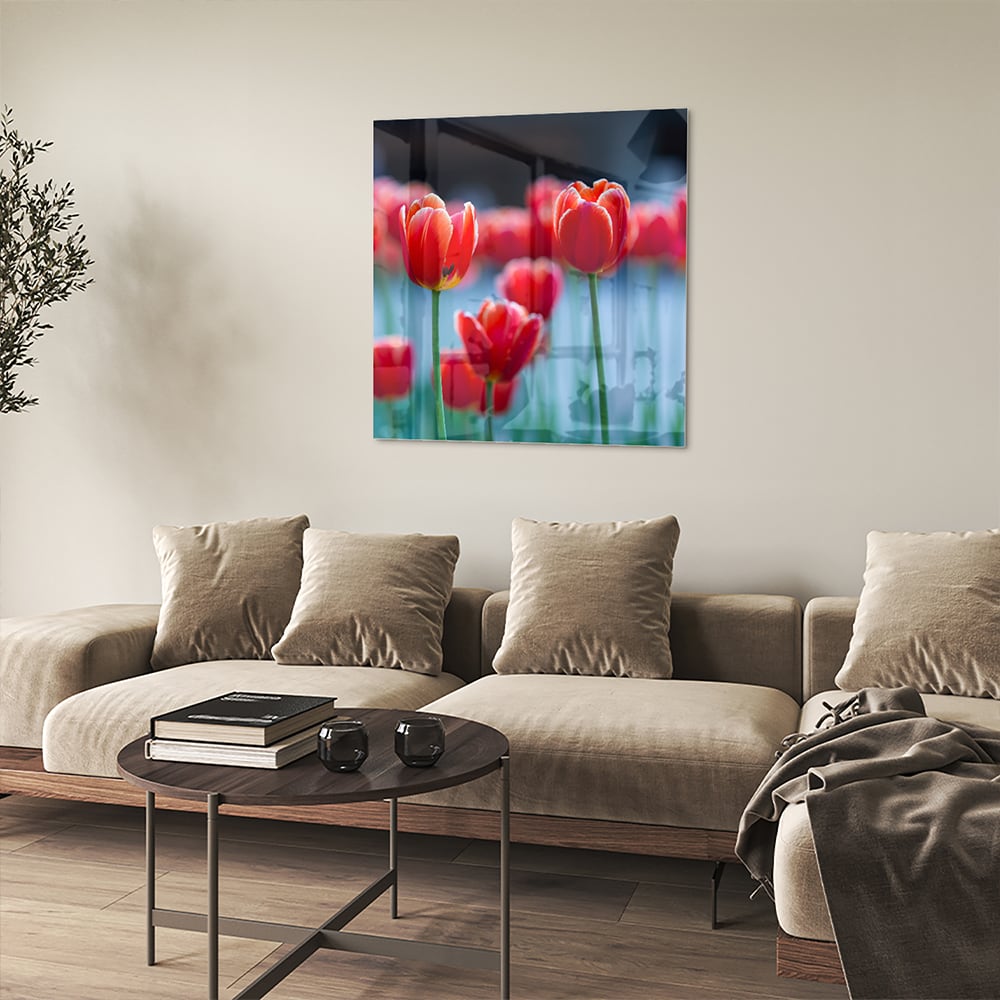 Glazen schilderij met rode tulpen op een witte muur