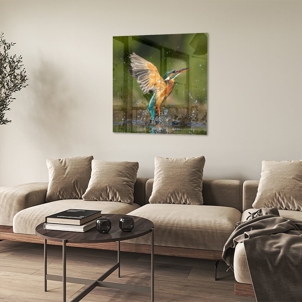 Glazen schilderij van een ijsvogel die in het water duikt