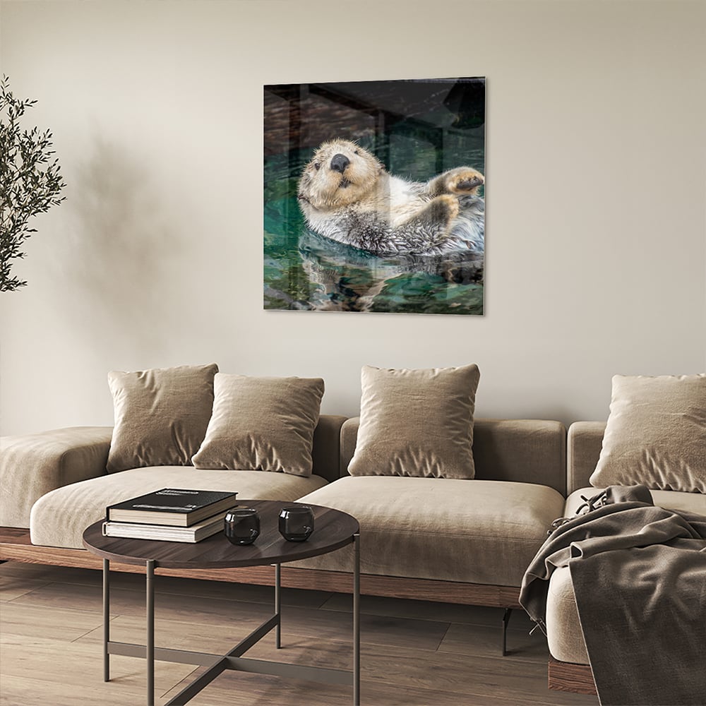Glazen schilderij van een zeeotter die in water drijft.