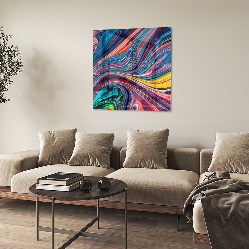 Kleurrijk abstract glazen schilderij aan de muur in een modern interieur.