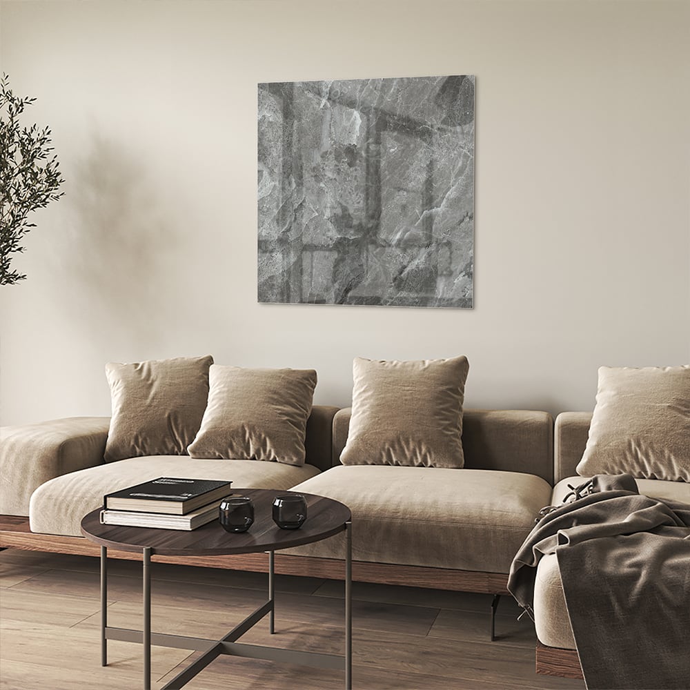 Stijlvol glazen schilderij met grijze marmerstructuur aan de muur