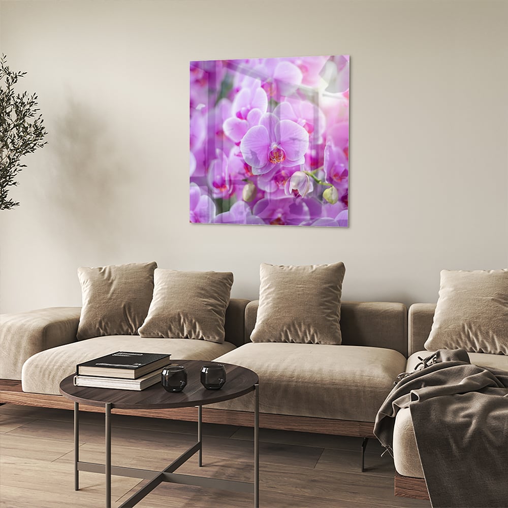 Glazen schilderij met een close-up van paarse orchideen in een mooi interieur