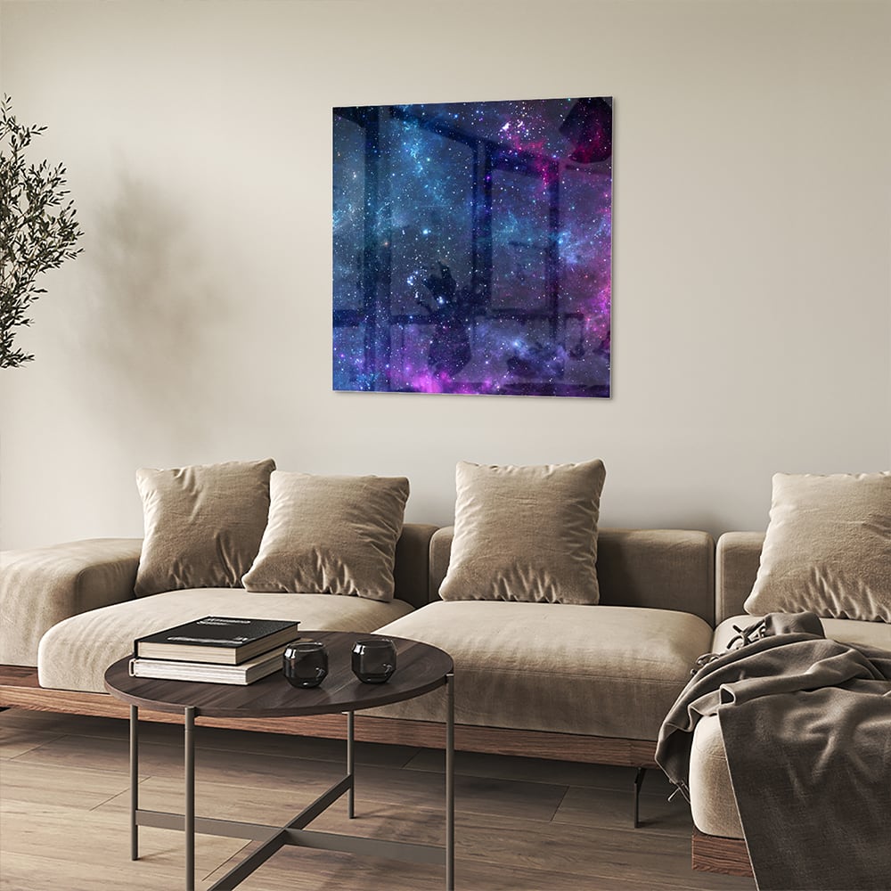 Glazen schilderij van het universum met kleurrijke sterren en nevels.
