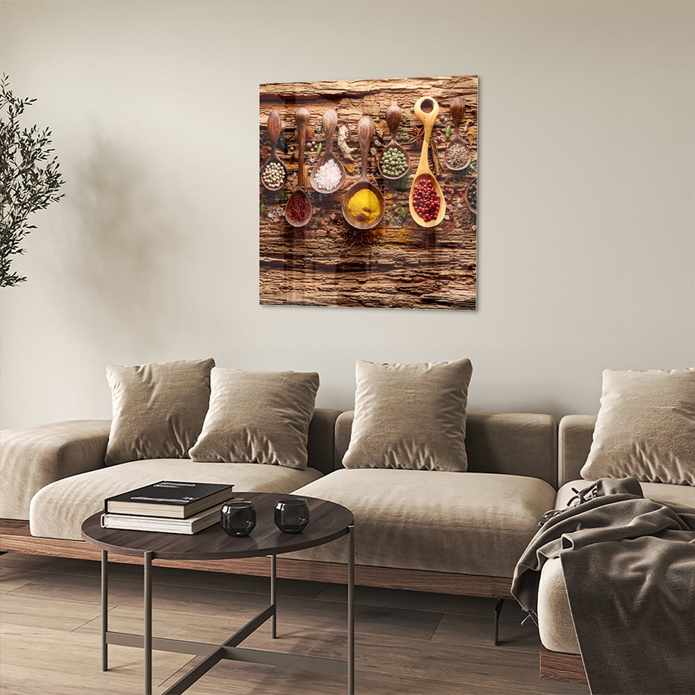 Glazen schilderij met kleurrijke specerijen en houten lepels op een rustieke achtergrond.