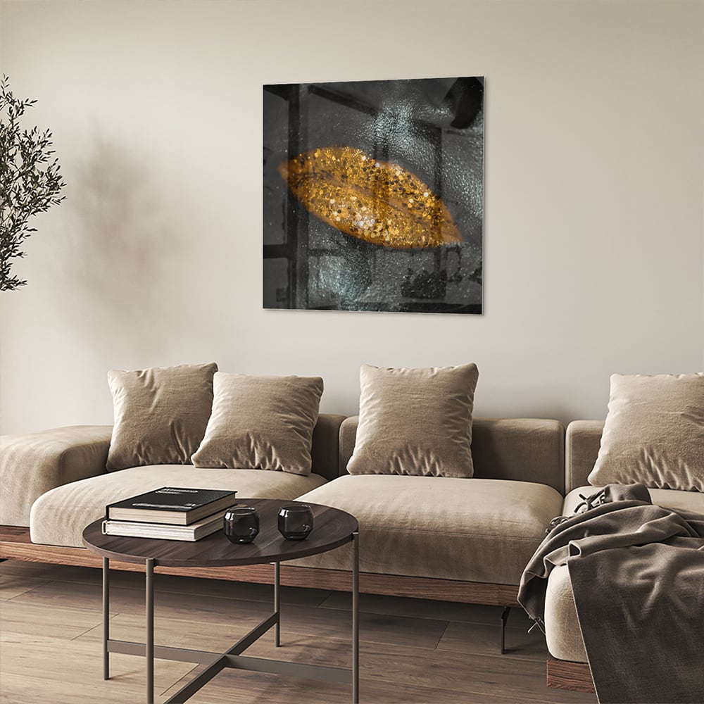 Glazen schilderij met een gouden blad op een zwarte achtergrond, perfect voor moderne interieurs.