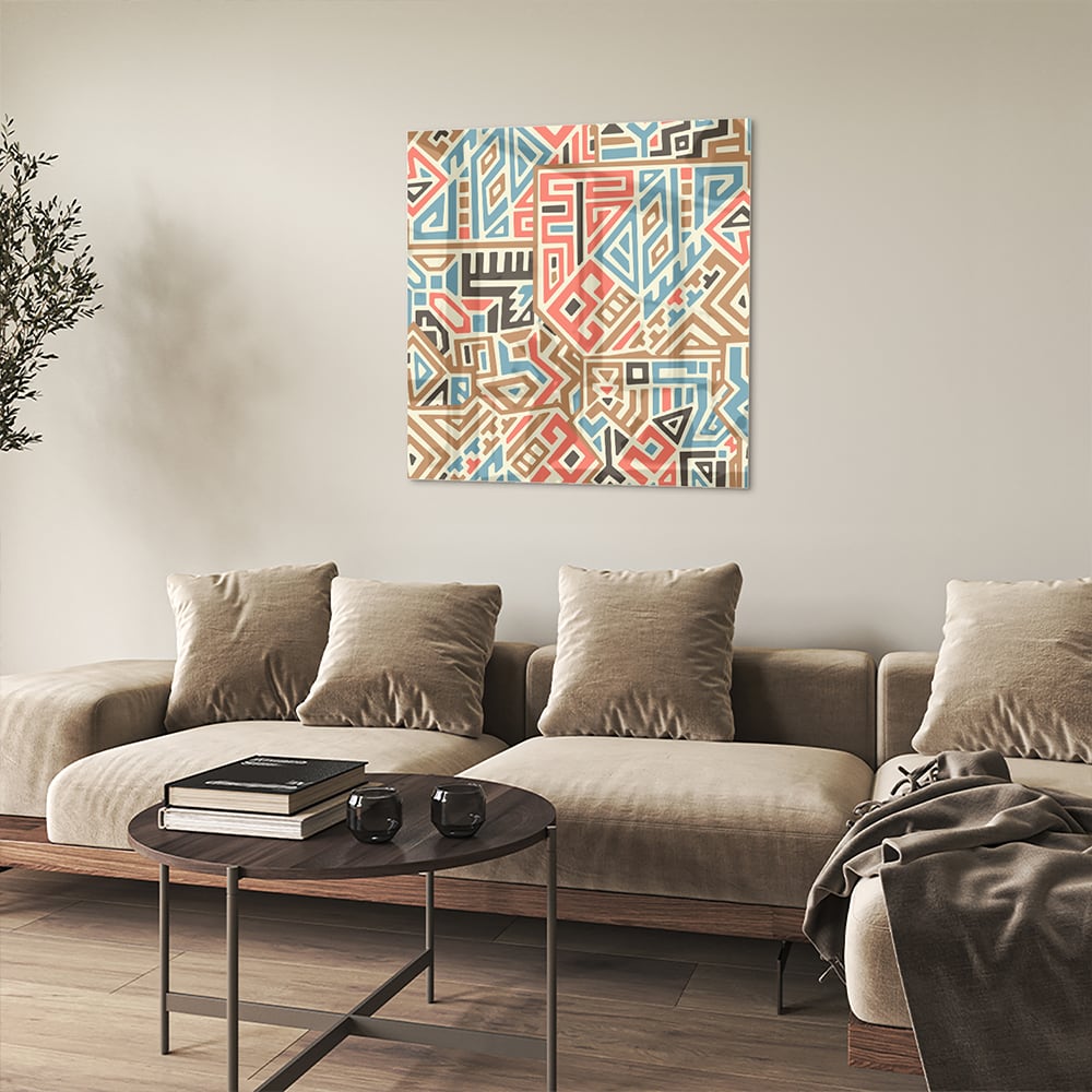 Abstract glazen schilderij met kleurrijke geometrische patronen aan de muur.