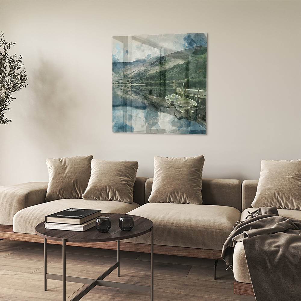 Glazen schilderij van een serene landschap met blauw meer en bergen