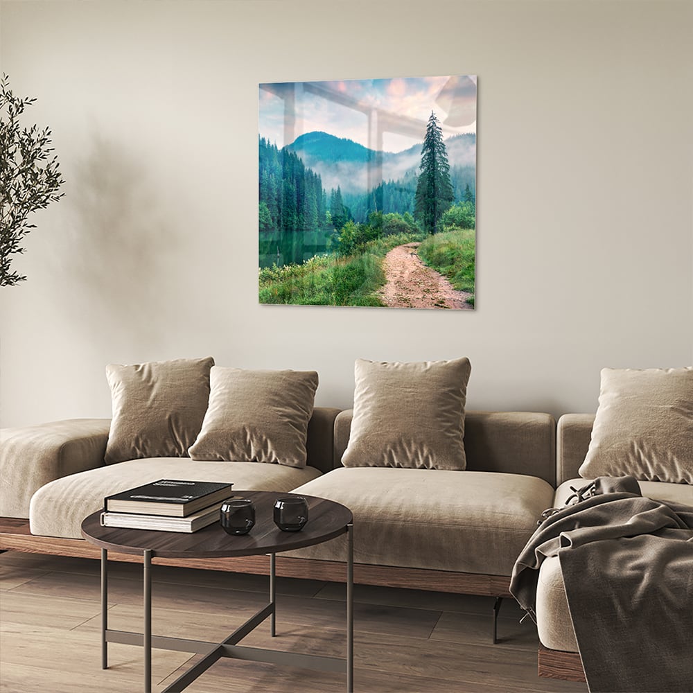 Glazen schilderij van een berglandschap met een pad en bomen