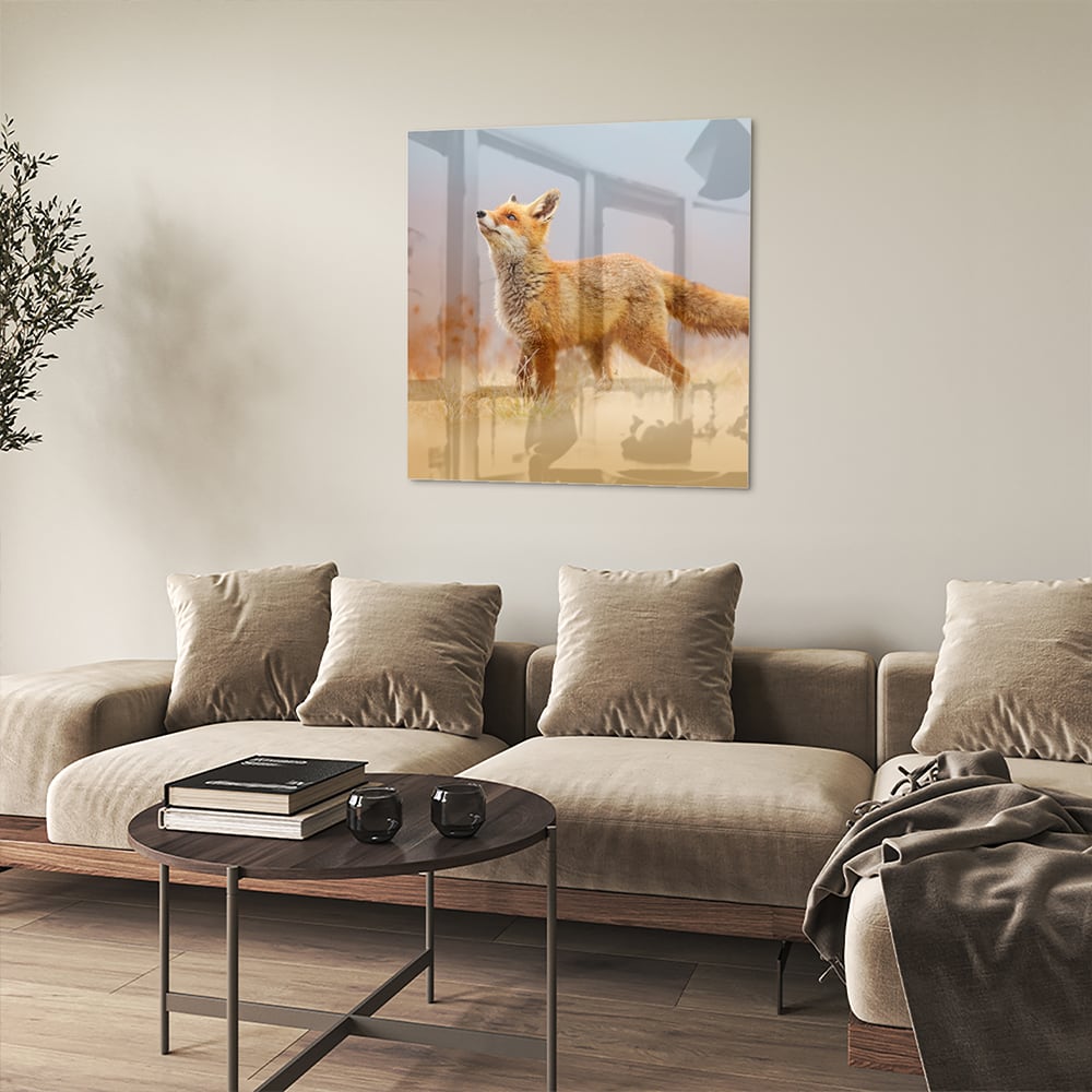 Glazen schilderij van een vos die in de natuur staat, perfect voor moderne interieurs.