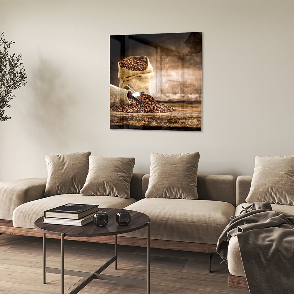 Glazen schilderij met koffiezakken en koffiebonen op een muur.