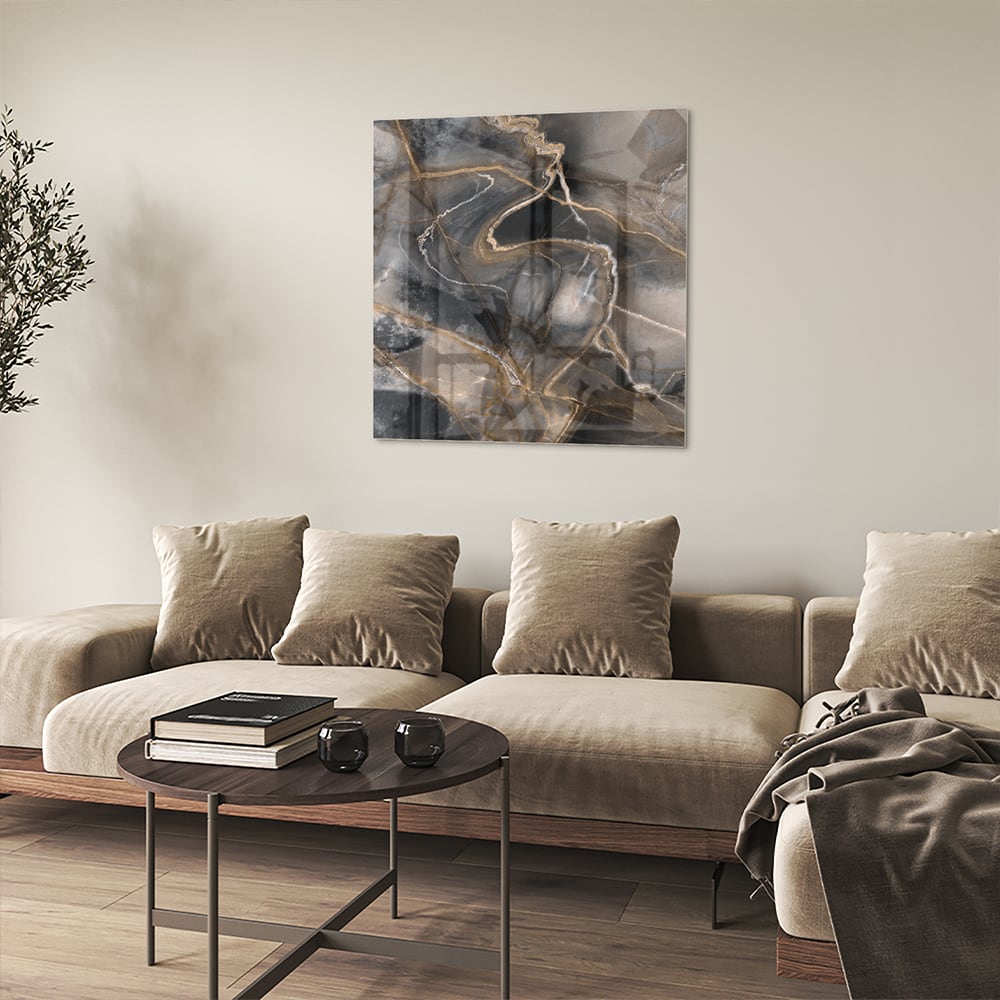 Abstract glazen schilderij met zwarte en gouden lijnen aan de muur.