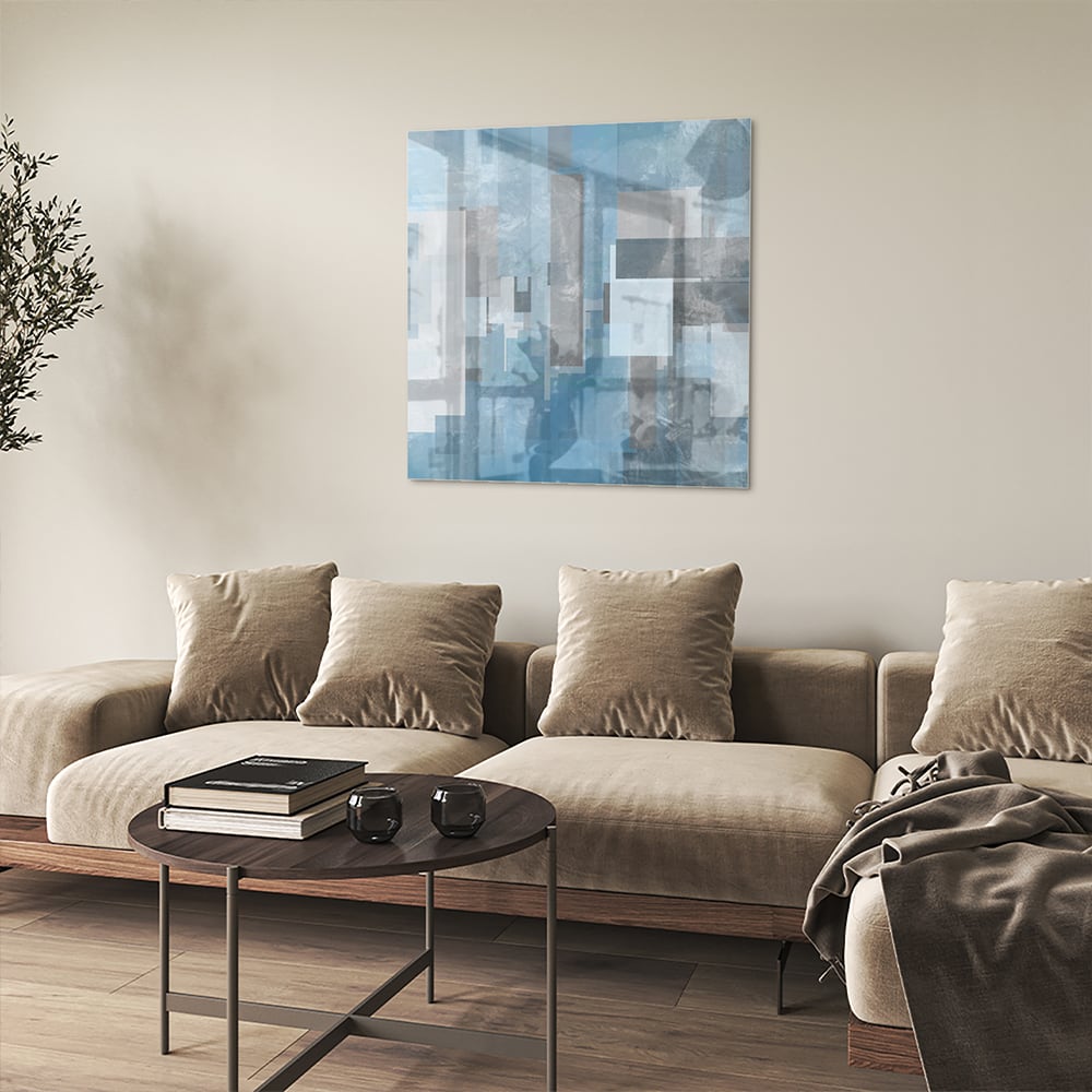 Abstract glas schilderij met blauwe en grijze tinten aan de muur