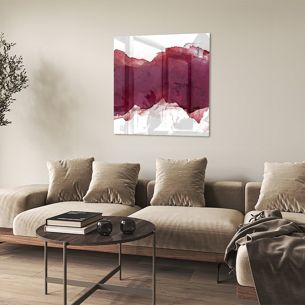 Abstract glas schilderij in dieprood gehangen boven een moderne kast