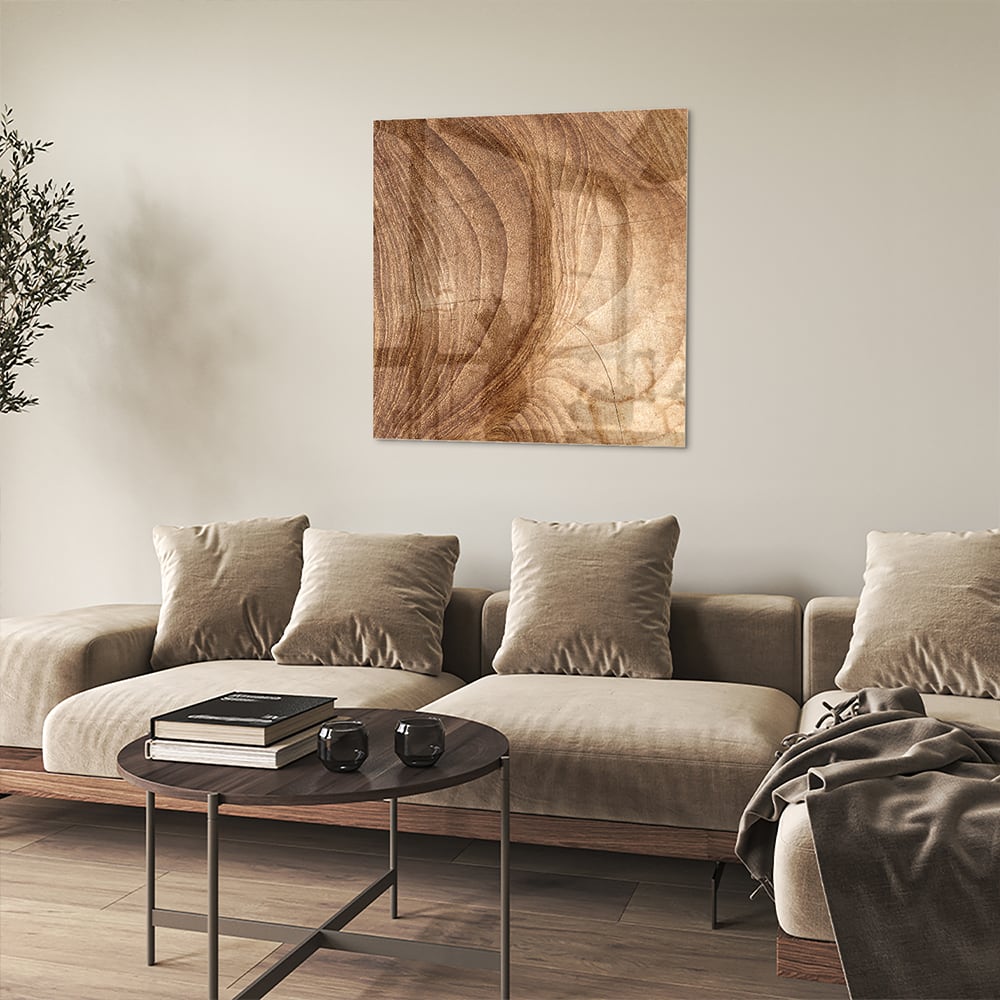 Glazen schilderij met een ontwerp in houttinten, hangt aan de muur.