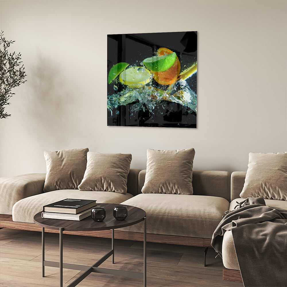 Glas schilderij met kleurrijke citrusvruchten en waterdruppels op een zwarte achtergrond.